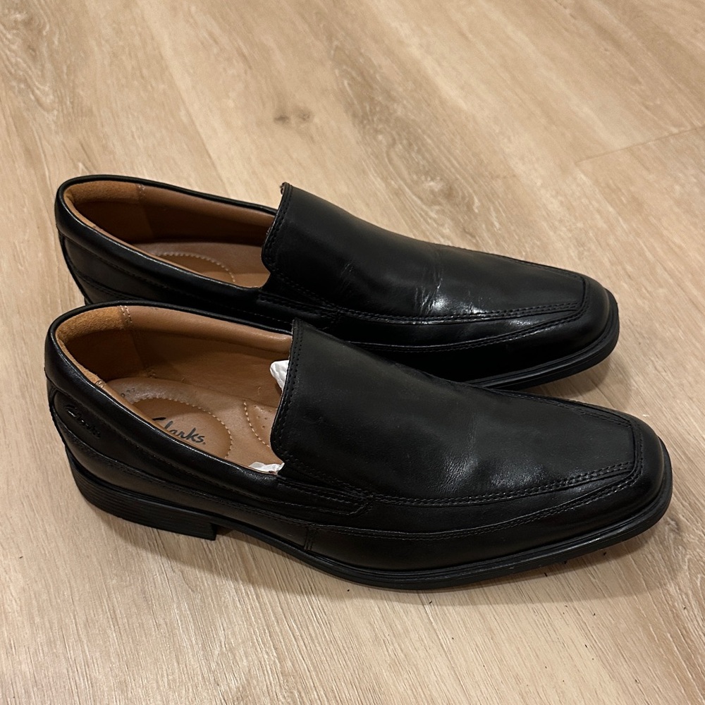 Clarks Men's 9.5 Black Classic Black Slip-On Loafers